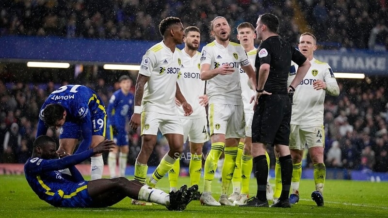 Leeds United buộc phải gồng mình chiến đấu cho một suất trụ hạng