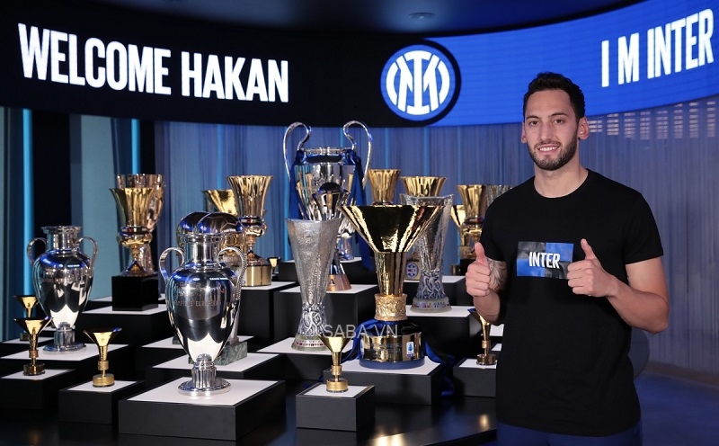 Calhanoglu gây phẫn nộ cho CĐV Milan với những hành động sau khi chuyển đến Inter