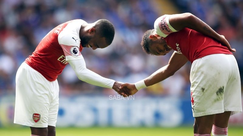 Điệu ăn mừng quen thuộc của Lacazette với Aubameyang