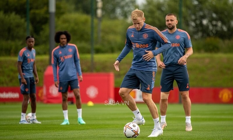 Donny van de Beek hẳn rất vui mừng khi được tái ngộ ông thầy cũ. Đây là cơ hội để tiền vệ người Hà Lan tìm kiếm vị trí chính thức sau 2 năm trời đóng vai dự bị và thậm chí còn bị đem cho mượn.