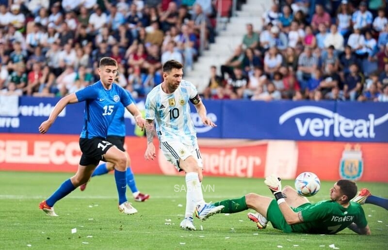 M10 giúp Argentina thắng Estonia 5-0.