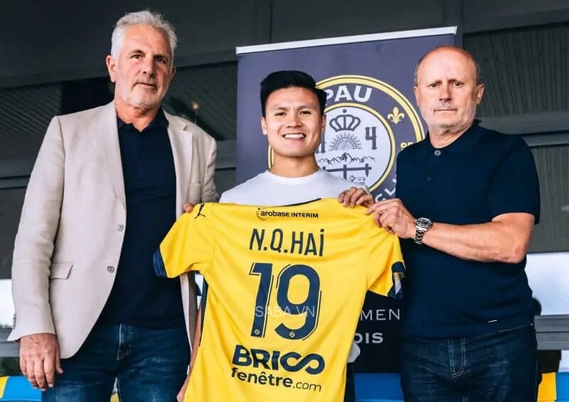 Quang Hải rạng rỡ trong ngày ra mắt. (Ảnh: Pau FC)