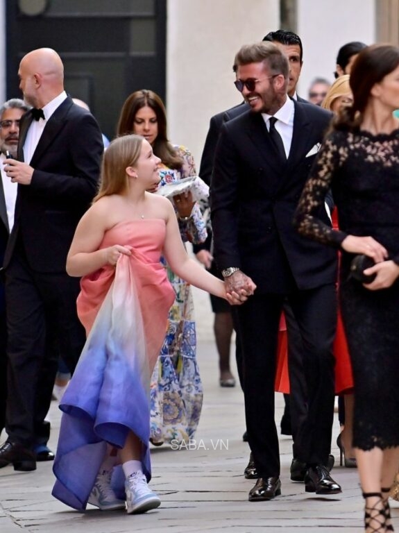 Harper Beckham đi cùng người bố nổi tiếng của mình