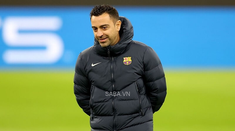 HLV Xavi đang gánh trọng trách tái thiết đội bóng cũ