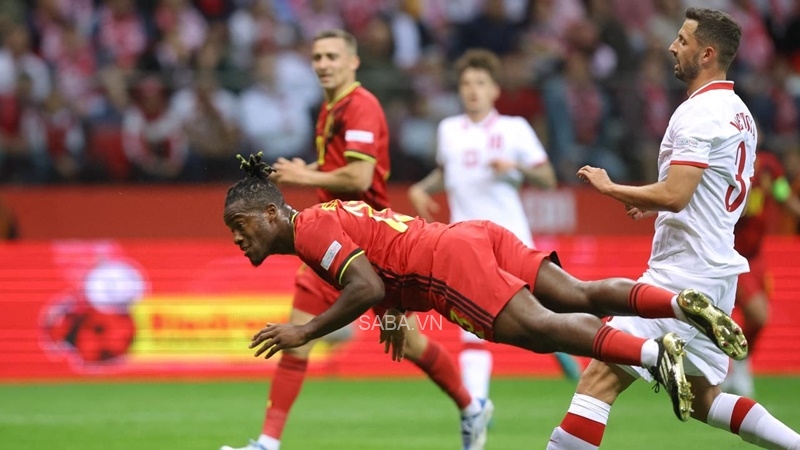 Pha bay người đánh đầu đẹp mắt của Batshuayi 