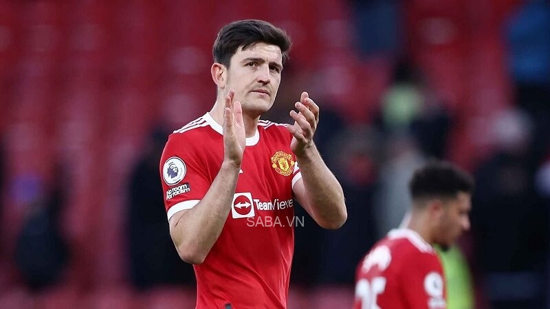 Harry Maguire 'khốn đốn' với chiếc băng thủ quân