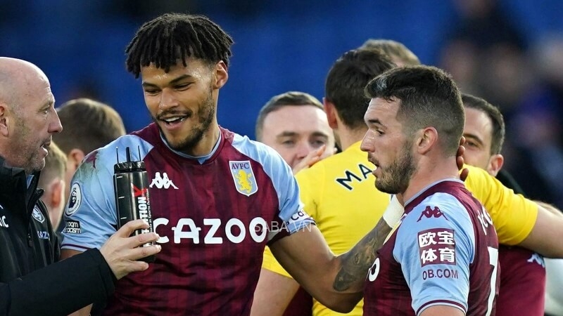 McGinn (phải) thay Mings làm đội trưởng Aston Villa