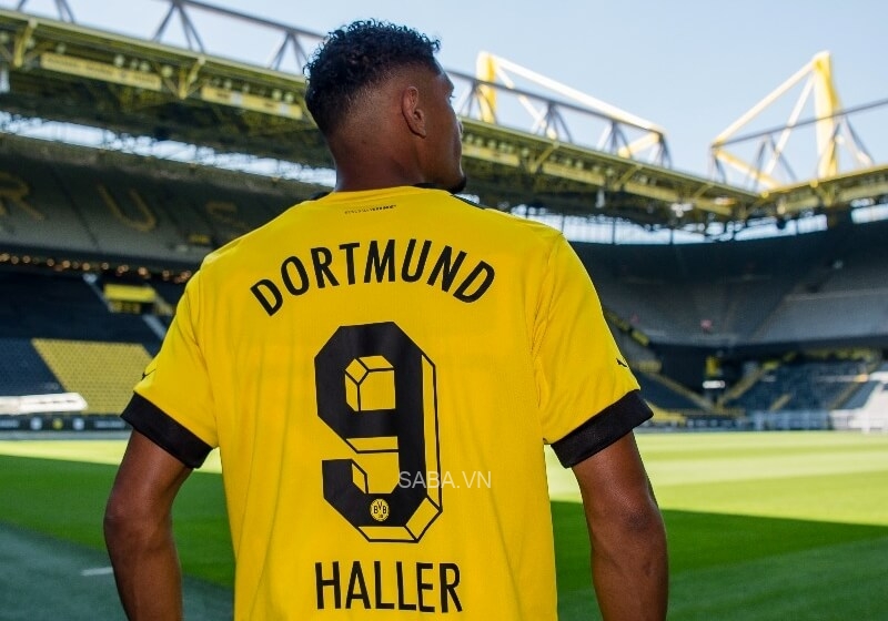 Haller chính thức khoác áo Dortmund