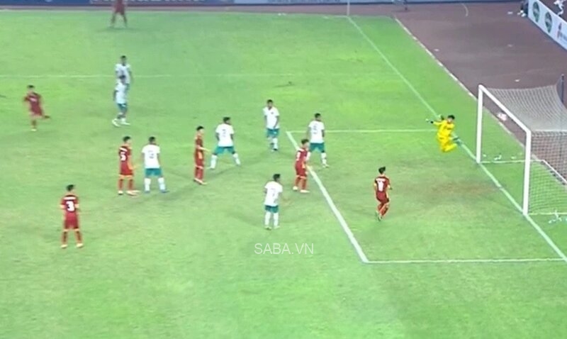 Bóng một lần chạm xà ngang của U19 Indonesia trong hiệp đấu đầu tiên