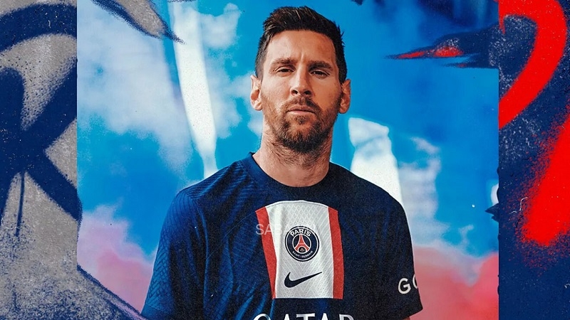 Messi chụp hình trong buổi công bố mẫu áo mới của PSG mùa tới