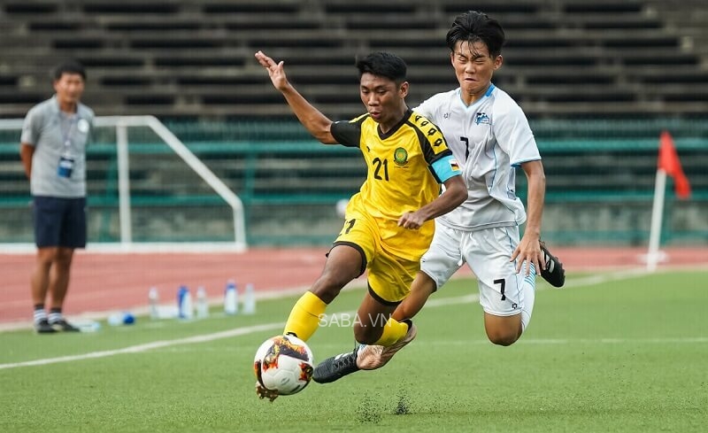 U19 Brunei (áo vàng) chưa thể thoát khỏi số phận lót đường.