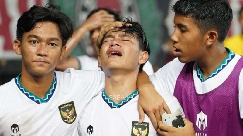 Cầu thủ U19 Indonesia bị loại trong nước mắt