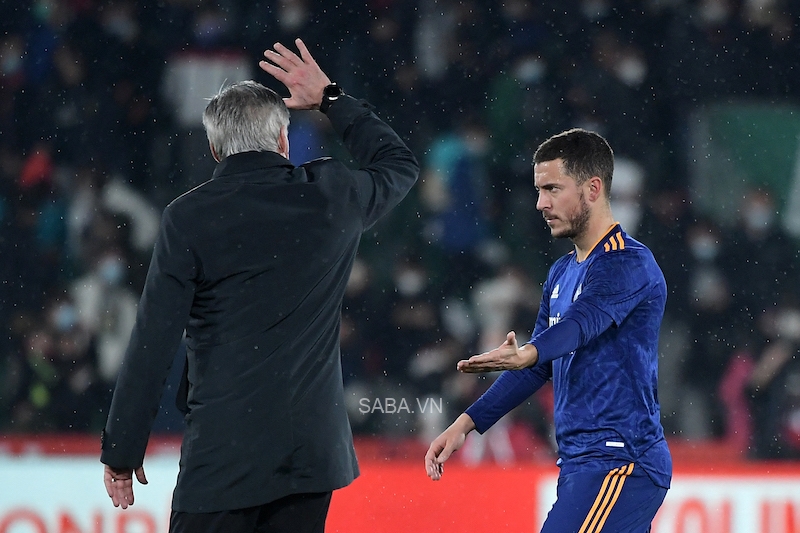 Hazard đang thử sức ở vị trí số 9 ảo tại Real (Ảnh: Getty)