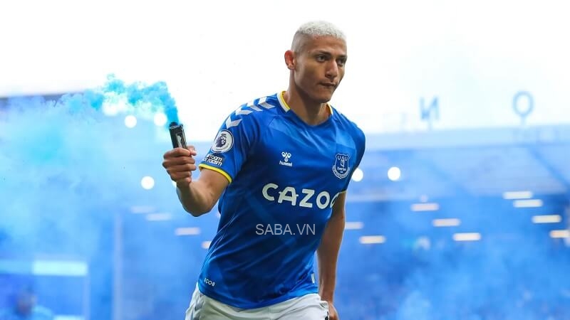 Richarlison bị phạt vì hành vi ném pháo sáng