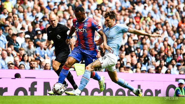 Các trung vệ Man City chơi rất không tốt kể từ đầu mùa (Ảnh: CPFC)