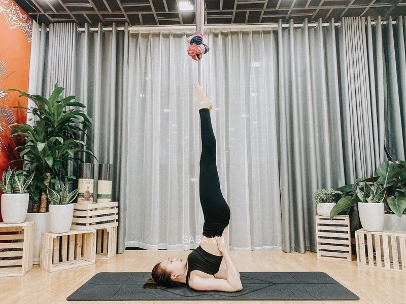 Trà My chăm chỉ tập Yoga