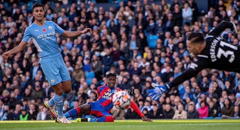 Zaha từng khiến Man City ôm hận ở mùa trước