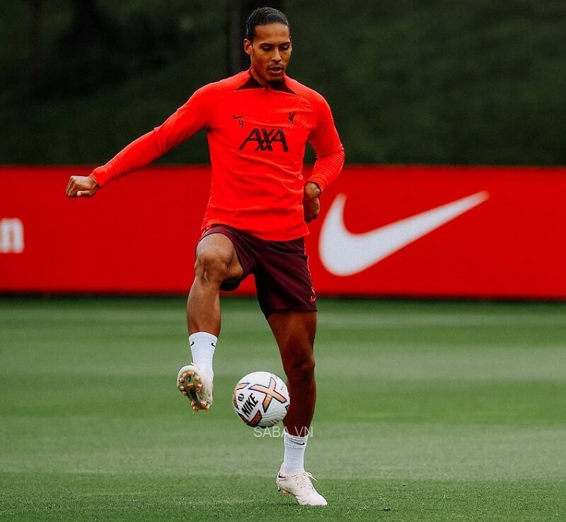 Van Dijk tập luyện. (Ảnh: Liverpool FC)