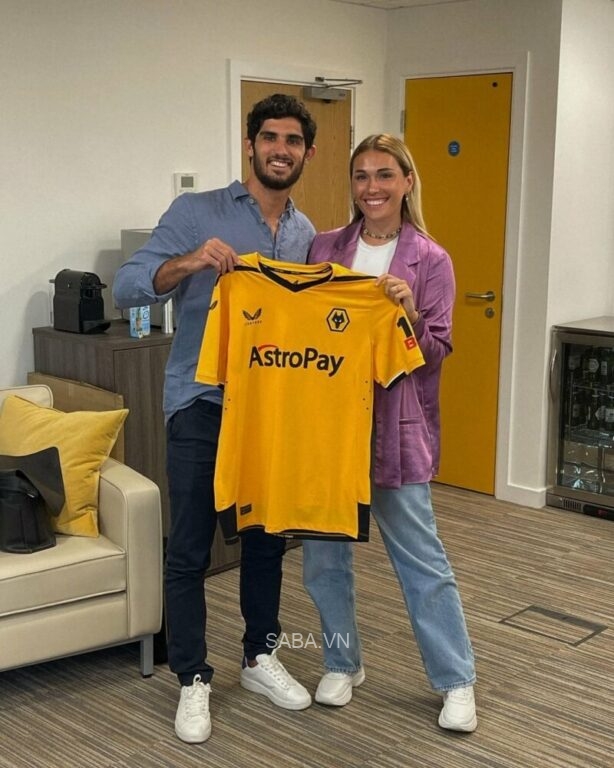 Guedes và bạn gái chụp ảnh cùng áo đấu Wolves