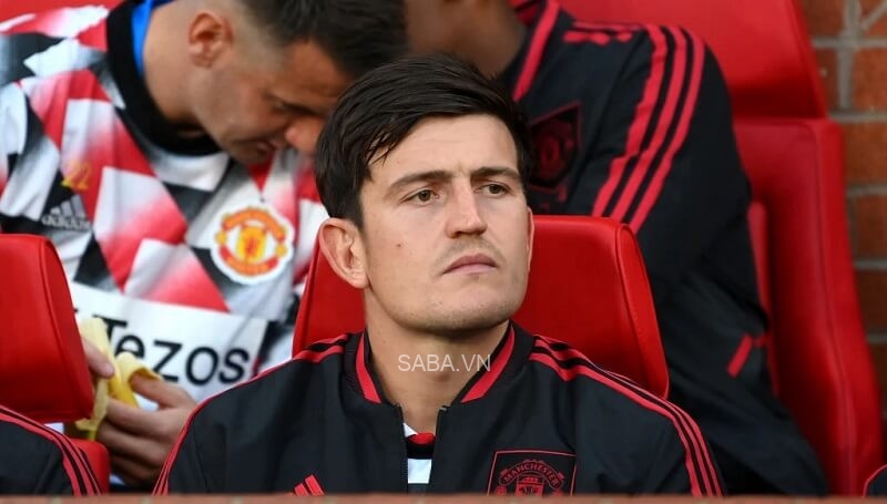 Harry Maguire ngồi dự bị ở trận đấu với Liverpool