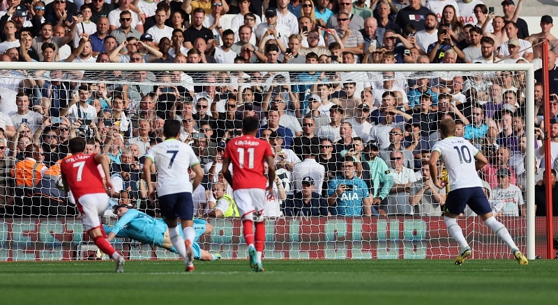 Henderson có lần thứ 2 cản phá phạt đền thành công mùa này