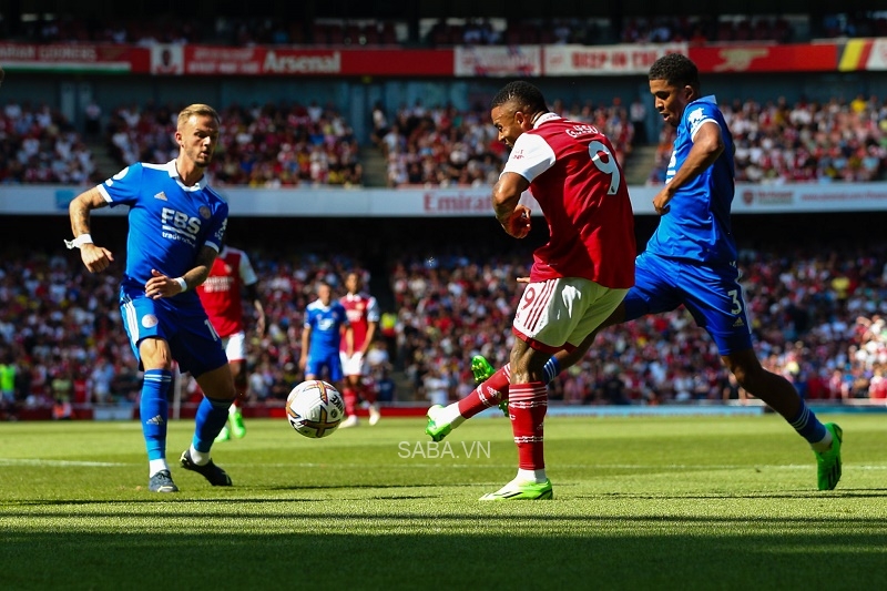 Gabriel Jesus lập siêu phẩm mở tỷ số