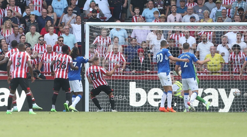 Vitaly Janelt mang về 1 điểm cho Brentford