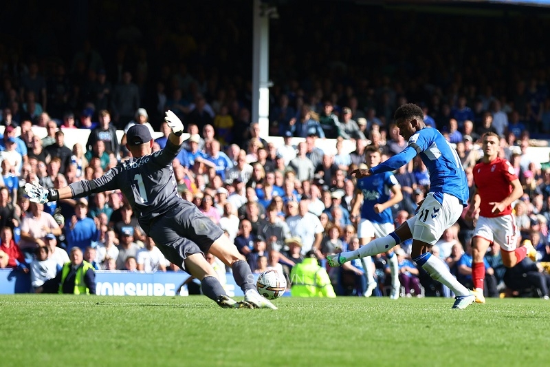 Demarai Gray giúp Everton giữ lại 1 điểm