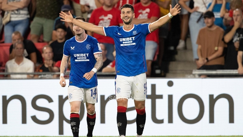 Rangers thắng sát nút trước PSV