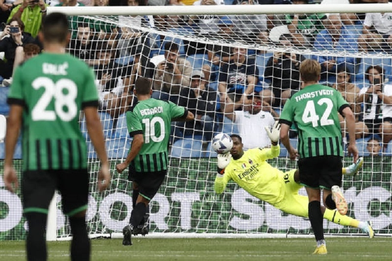 AC Milan thoát thua trên chấm penalty