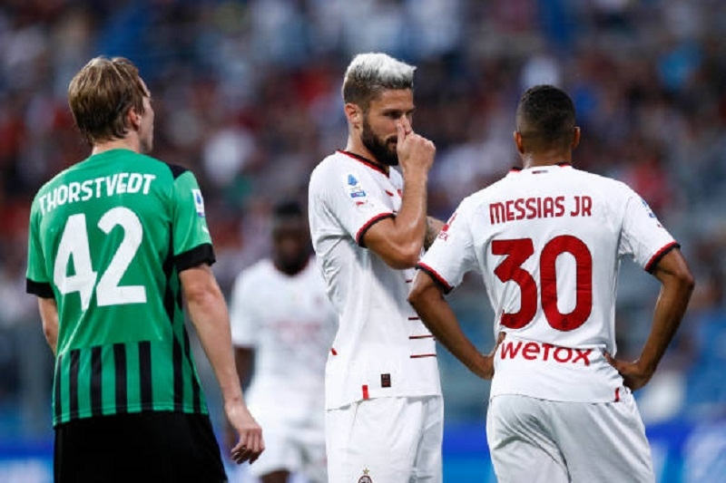 Bất lực trong việc ghi bàn, AC Milan mất điểm trước Sassuolo