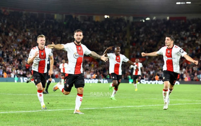 Southampton ngược dòng ngay trong hiệp một