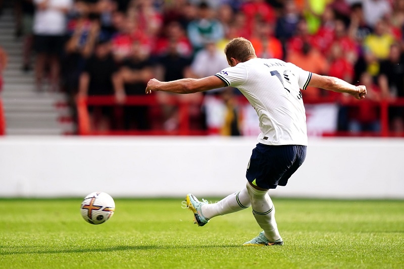 Harry Kane thất bại trước Henderson từ cự ly 11 mét