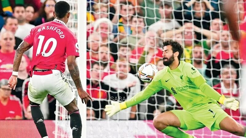 Rashford dễ dàng hạ gục Alisson Becker