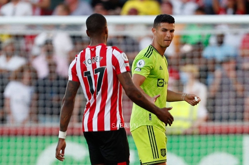 Toney cùng Brentford khiến Ronaldo bị lu mờ trong chiến thắng 4-0 trên sân nhà