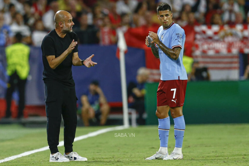 Cancelo trao đổi cùng HLV Pep Guardiola.