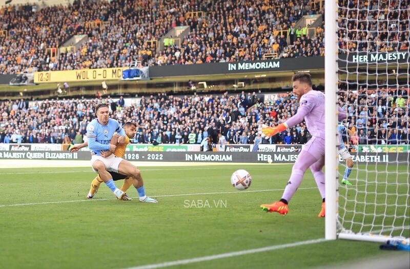 Grealish dứt điểm cận thành vào lưới Wolves.