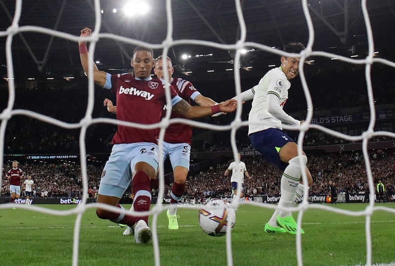 Kehrer thiếu may mắn trong bàn thua của West Ham