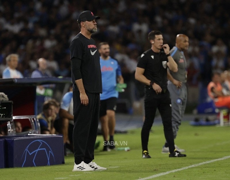 Jurgen Klopp bất lực nhìn các học trò thảm bại 