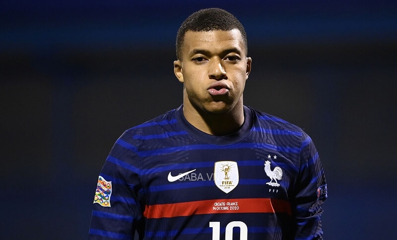 Mbappe không chịu chụp hình.