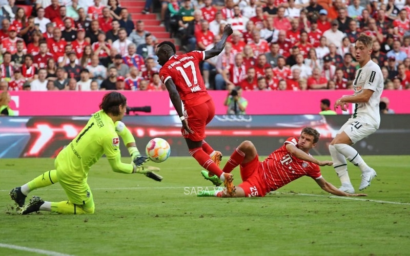 Yann Sommer có màn trình diễn "để đời" trước Bayern Munich