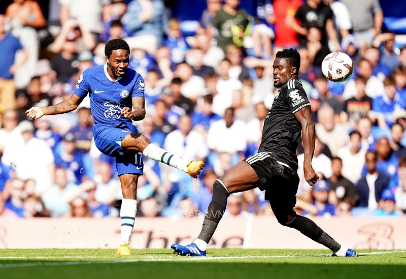 Cú sút đập chân Amartey của Sterling giúp Chelsea khai thông thế bế tắc trước Leicester