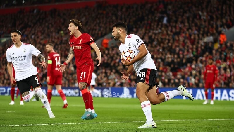 Goncalo Ramos ghi bàn vào lưới Liverpool mùa trước