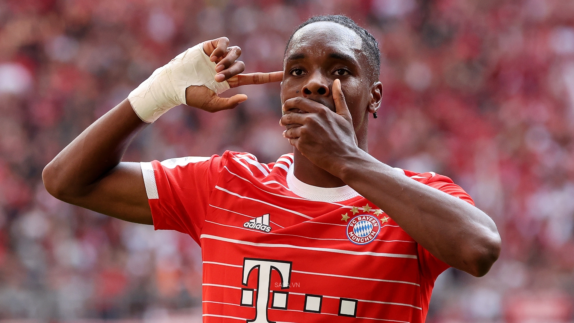 Mathys Tel mở tỷ số cho Bayern Munich