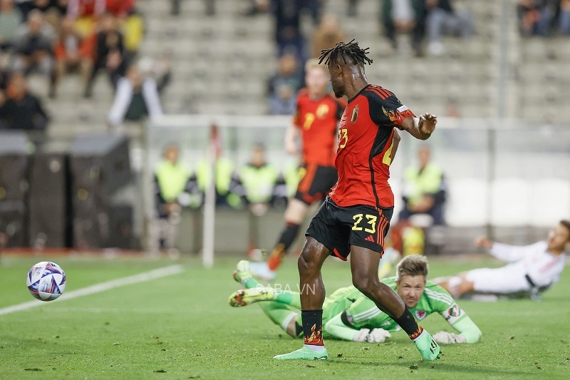 Michy Batshuayi đệm bóng vào lưới nâng tỷ số lên 2-0