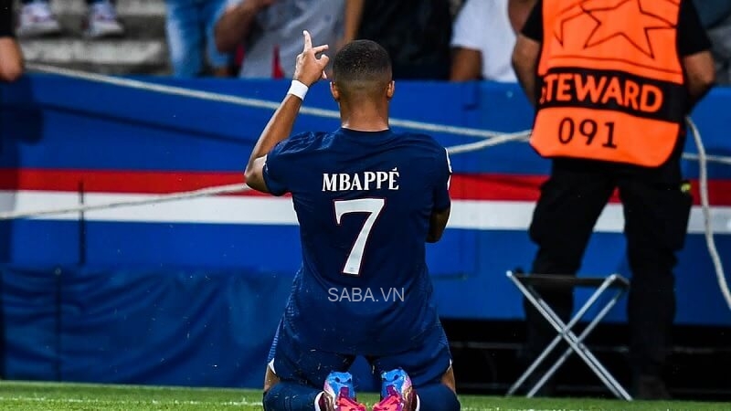 Kylian Mbappe cân bằng thành tích của Edinson Cavani