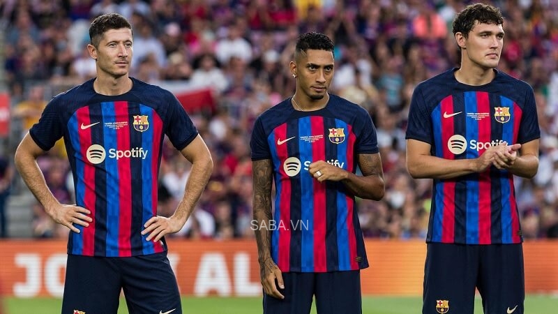 Barca mang về tới 7 tân binh dù khó khăn tài chính