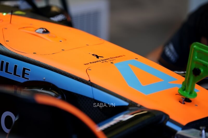 Tay đua Lando Norris vẽ thông điệp tưởng nhớ lên chiếc xe McLaren của anh