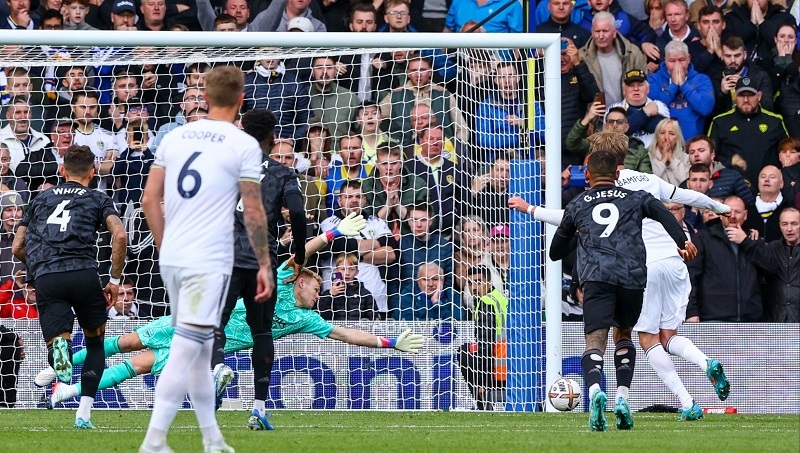 Bamford sút hỏng 11 mét trước Arsenal