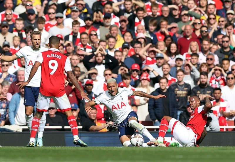 Gabriel phạm lỗi khá non trước Richarlison